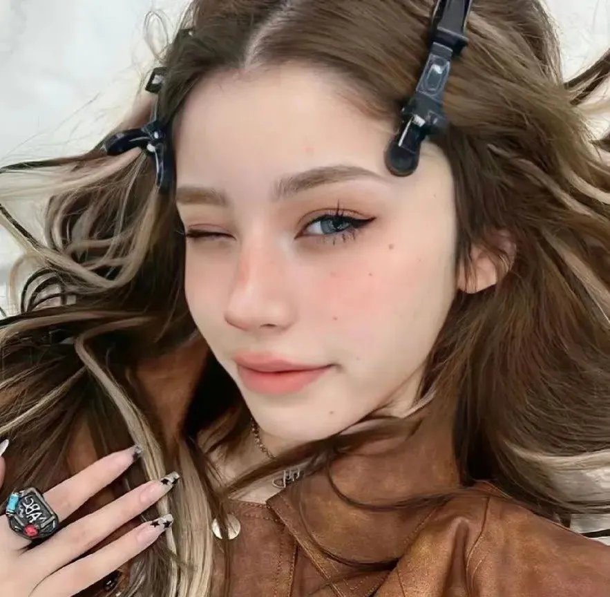玻璃橱窗中的姑娘